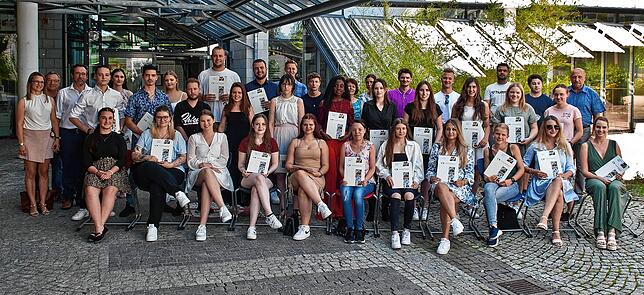 Die Constantin-Vanotti-Schule entließ ebenfalls die Abschlussschüler der Kaufmännischen Berufsschule: Verkäufer: Altay, Yusuf; Hardt, ...