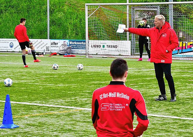 Institution beim FC Rot-Weiß Weilheim: Schon seit seiner Zeit bei den A-Junioren hat Michael Emmerich (vorn) mit Gerd Gampp – sei es als ...