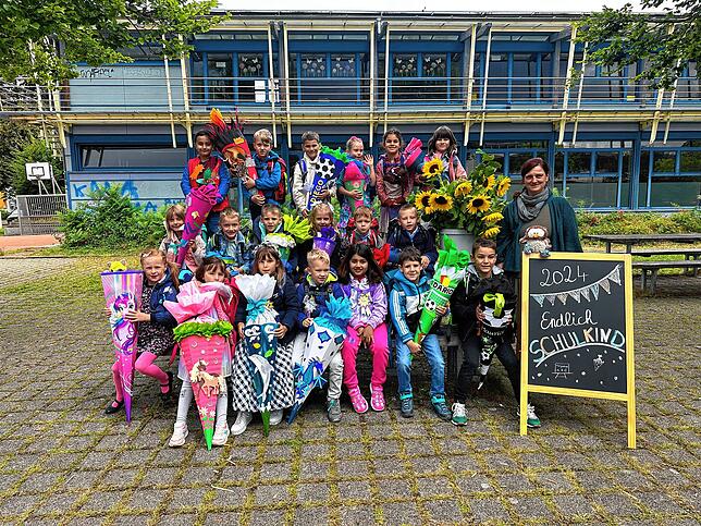 19 Kinder sind in die Klasse 1b der Zelgschule in Wehr eingeschult worden. Klassenlehrerin ist Annette Frey. Bild: Schule/Juliane Maß