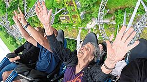 Die 85-jährige Ursel Dees fährt mit der Achterbahn Karacho einen Looping.