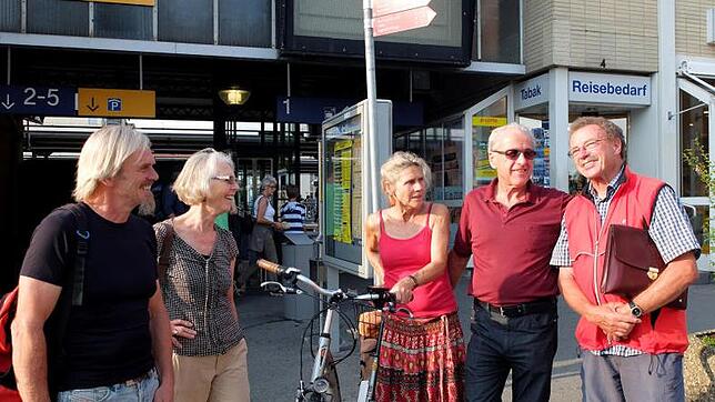 Ortsbegehung am Häfler Stadtbahnhof (von links): ADFC-Kreisvorsitzender Karl Honnen, Grünen-Fraktionsvorsitzende Mathilde Gombert, ...