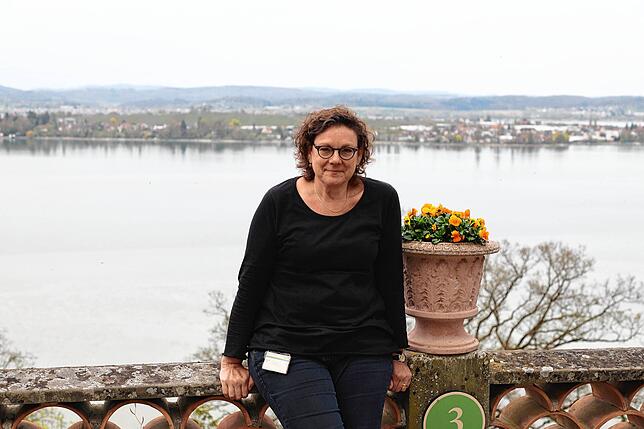 Christina Egli auf der Terrasse des Napoleonmuseums. Von hier machte Louis an Samstagen gerne Schießübungen mit Kanonen, die er in ...