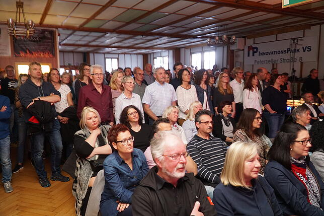 Nicht für jeden Gast war eine Sitzgelegenheit vorhanden aber es hielt auch nicht jeden auf dem Stuhl angesichts der tollen ...