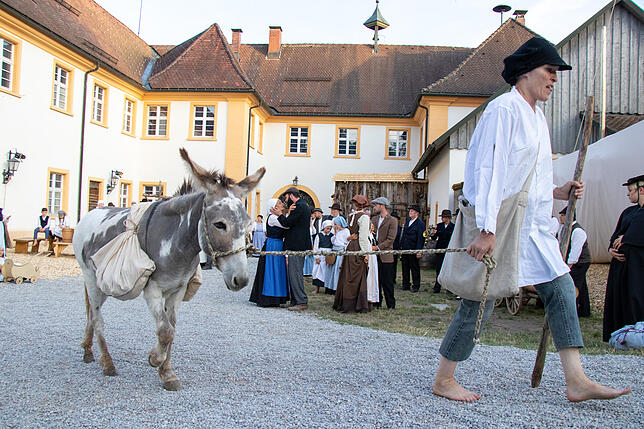 In der dörflichen Kulisse des im Riedern des 19. Jahrhunderts dürfen Tiere nicht fehlen.