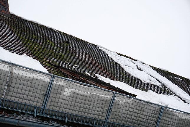 Nicht nur das Dach der Kulturstätte „Caserne“ im Fallenbrunnen ist marode. Der Betrieb aller Einrichtungen hier ist seit ...