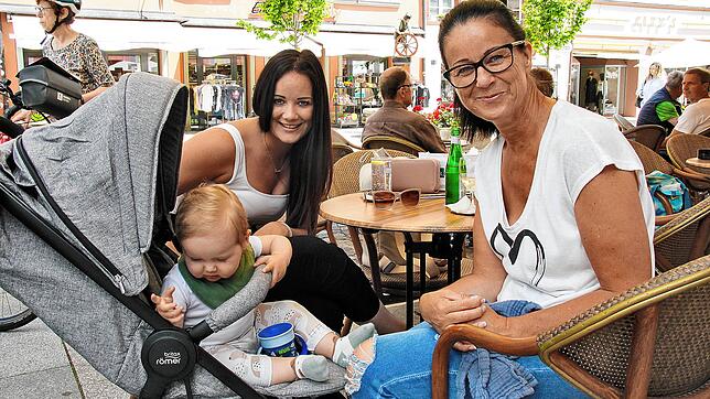 Verena Teufel (links), ihr Sohn Luis und Tina Schmid aus Balingen profitieren von den Lockerungen. Sie haben spontan im Zampolli Platz ...