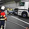 Nachgestellte Szene: Ein Lastwagen kracht im Galgenbucktunnel bei Schaffhausen in ein Auto.