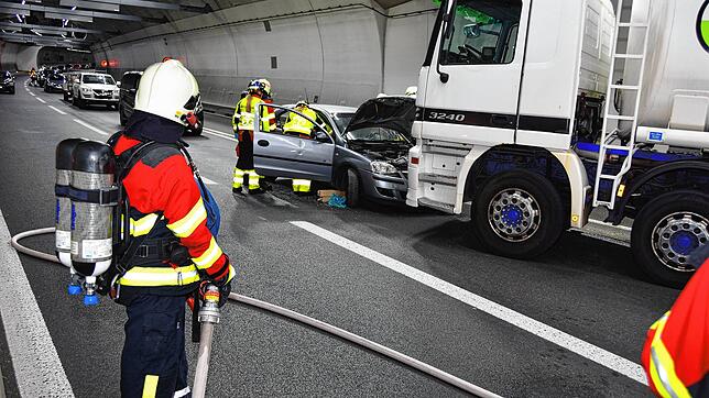 Nachgestellte Szene: Ein Lastwagen kracht im Galgenbucktunnel bei Schaffhausen in ein Auto.