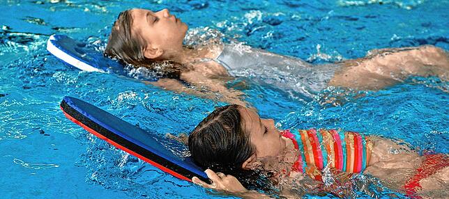 Schwimmen ist ein gelenkschonender Sport, der den gesamten Körper trainiert und die Ausdauer, Muskelkraft und Flexibilität verbessert.