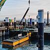 Ein Ponton (Schwimmkörper) wird den 90 Tonnen schweren Bagger samt Bohrgerät bei den Bauarbeiten im Fährehafen Meersburg tragen.