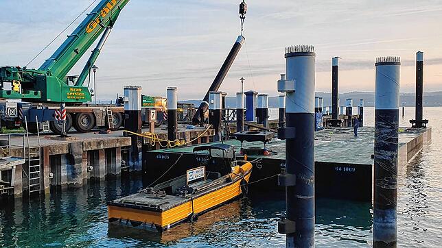 Ein Ponton (Schwimmkörper) wird den 90 Tonnen schweren Bagger samt Bohrgerät bei den Bauarbeiten im Fährehafen Meersburg tragen.