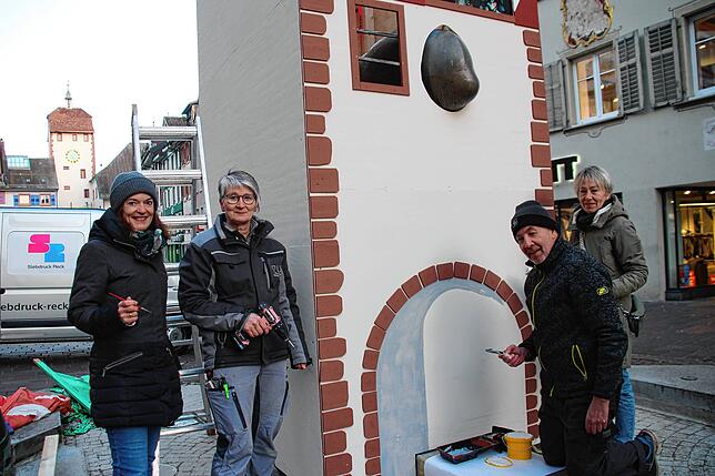 Am nächsten Tag ist noch etwas Feinschliff nötig (von links): Renate Tögel, Martina Schneider, Detlef Hiss und Rita Amrein.