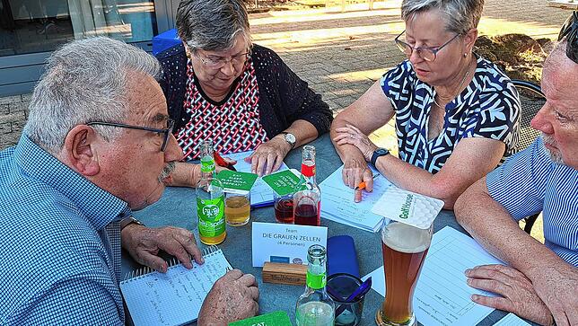 Bild 2: Die Köpfe rauchen bei der dritten SÜDKURIER-Quiznacht in bad Säckingen - das sind die Bilder