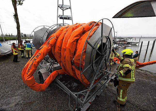 Bild 4: Hochwasser allein reicht nicht: Feuerwehr muss zu Ölwehreinsatz im alten Mooser Hafen