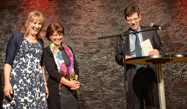 2017 feiert das MGH seinen 10. Geburtstag: Renate Hold und Waltraud Zeller-Fleck freuen sich über den von Bürgermeister Georg Riedmann ...