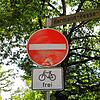 Das Straßenschild an der Ecke Eichhornstraße/Hermann-Hesse-Weg wurde stark beschädigt.