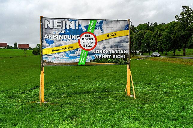Eines von zwei Protestplakaten gegen die Anbindung von Nordstetten an die geplante Erweiterung der B523. Dieses Plakat steht am ...
