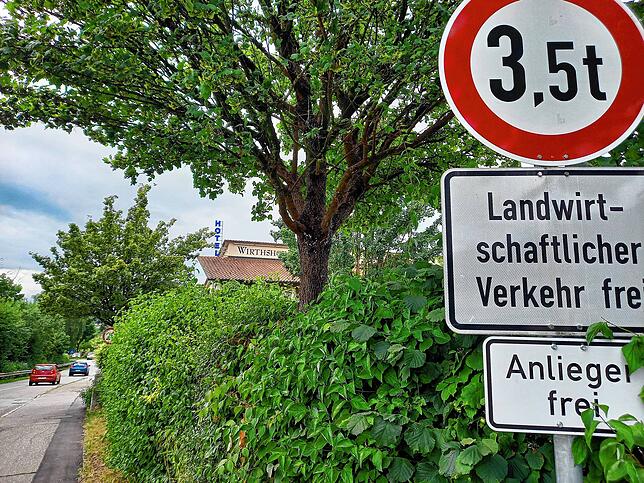 Die einzige sichtbare Änderung in der Muldenbachstraße: Die Tonnagebeschränkung wurde von 2,8 auf 3,5 Tonnen heraufgesetzt. Doch selbst ...