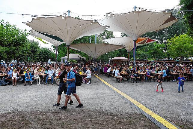 Bild 7: Das Seenachtfest 2023 startet durch! Immer mehr Besucher strömen auf das Festgelände