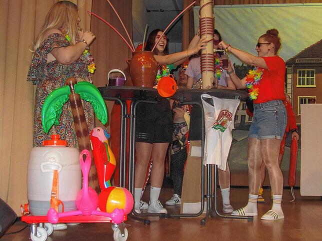 Was alles in der Mall-Orca-Bar abgeht, zeigt der Beitrag des Narrenrates.