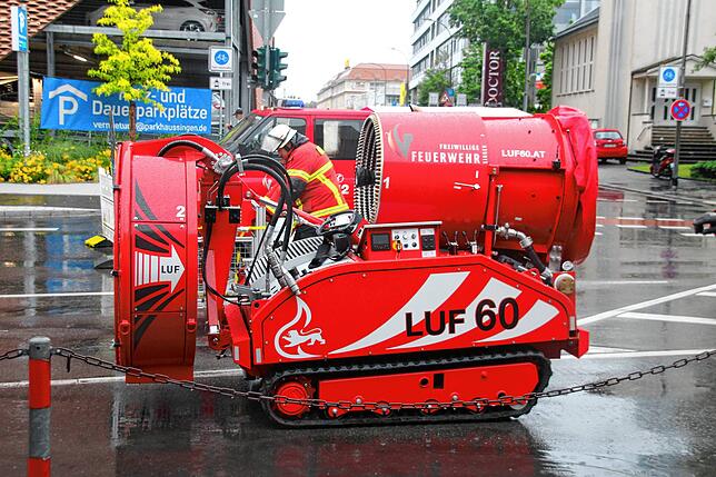Die Feuerwehr ist in Singen mit schwerem Gerät im Einsatz. Der Löschroboter LUF kann auch 6000 Liter Wasser pro Minute abpumpen.