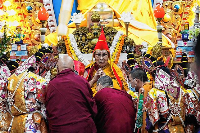 Das geistige Oberhaupt Tibets, der Dalai Lama (M) bei einer Veranstaltung, bei der tibetische Exilanten für sein langes Leben beten, ...