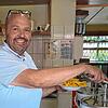 Die „weltbesten“ Freibad-Pommes macht der Chef hier noch persönlich. Fällt mal eine runter, ist das kein Problem: „Die Eichhörnchen ...