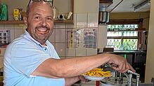 Die „weltbesten“ Freibad-Pommes macht der Chef hier noch persönlich. Fällt mal eine runter, ist das kein Problem: „Die Eichhörnchen ...