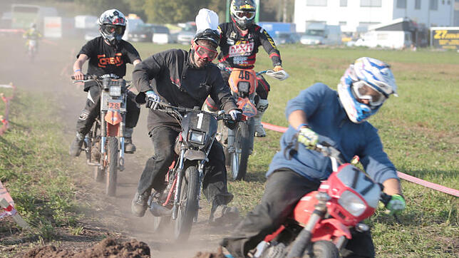Je nach Wetter wird das vierte. 21-Stunden-Mofarennen der Motosportfreunde Pfohren eine staubige oder matschige Angelegenheit. Bild: ...