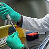 Ein Forscher zeigt im Landesgesundheitsamt Baden-Württemberg, wie ein PCR-Test für die Analyse auf Mutationen des Coronavirus ...