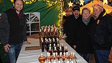 An den elf Ständen tummelten sich die Besucher. Unser Bild zeigt Markus Blender sowie Irmgard und Josef Schmid (rechts von hinten nach ...