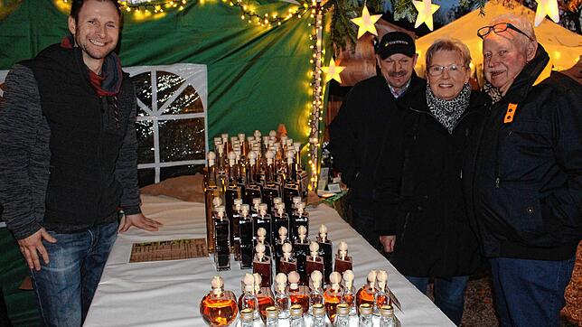 An den elf Ständen tummelten sich die Besucher. Unser Bild zeigt Markus Blender sowie Irmgard und Josef Schmid (rechts von hinten nach ...