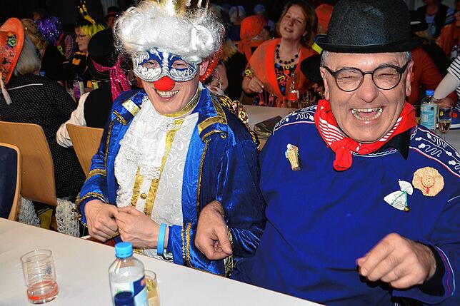 Bild 6: Rund 200 Frauen feiern im katholischen Pfarrsaal ausgelassen Fasnet