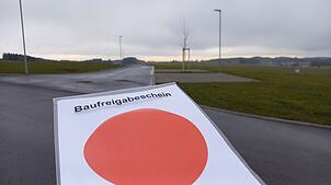 Bald schon könnte die erste Baugenehmigung im Baugebiet Röschberg Süd ausgestellt werden. Formal gesehen ist das Gebiet bereit, bebaut ...