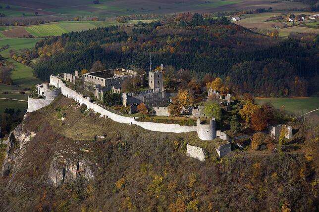 Prominentes Beispiel für eine Ritterburg in der weiteren Region: Die Ruine auf dem Singener Hohentwiel. Dabei handelt es sich um eine ...