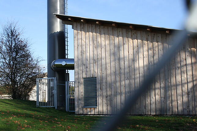 Die Energiezentrale für die Neue Mitte ist in einem unscheinbaren Anbau an das Schlosssee-Lagergebäude im Freibad untergebracht.