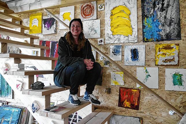 Susanne (Zazo) Hackenbracht in ihrem Atelier, das sie Zazelier nennt.