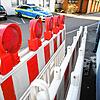 Eine Absperrung steht am Eingang der Straße, in der Winfried Kretschmann wohnt. Vor dem Wohnhaus steht eine Polizeistreife, die das ...