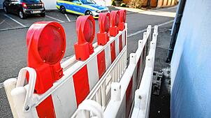Eine Absperrung steht am Eingang der Straße, in der Winfried Kretschmann wohnt. Vor dem Wohnhaus steht eine Polizeistreife, die das ...