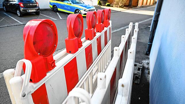 Eine Absperrung steht am Eingang der Straße, in der Winfried Kretschmann wohnt. Vor dem Wohnhaus steht eine Polizeistreife, die das ...