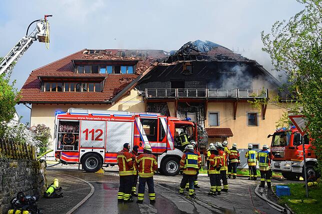 Bild 3: Feuer im Mehrfamilienhaus: Bilder vom Großeinsatz