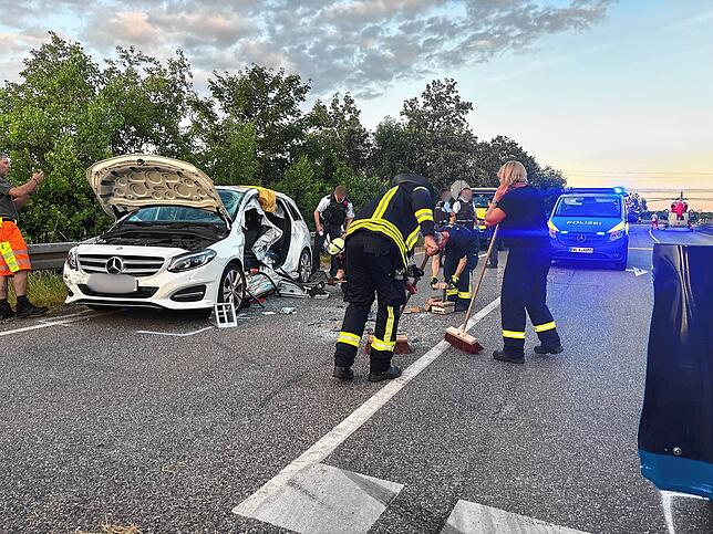 Beim Zusammenstoß wird der Fahrer des Autos eingeklemmt, sodass ihn die Feuerwehr mit schwerem Gerät freischneiden muss.