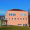Schon von weitem fällt das neue Gebäude ins Auge. Es bietet helle Räume und einen herrlichen Blick über den ganzen Camping- und ...
