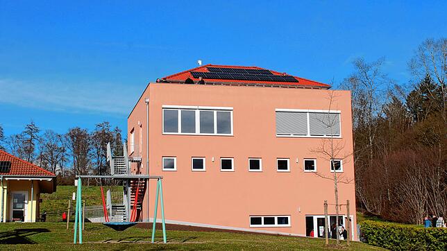 Schon von weitem fällt das neue Gebäude ins Auge. Es bietet helle Räume und einen herrlichen Blick über den ganzen Camping- und ...