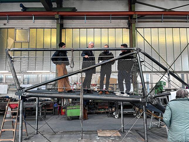 Besichtigung eines probeweise gebauten, lebensgroßen Stegmodells.