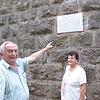 Martin und Cecile Stamm haben nicht nur die alten Mauern saniert. Auch das geschichtlich informative Hinweisschild wurde aktualisiert.