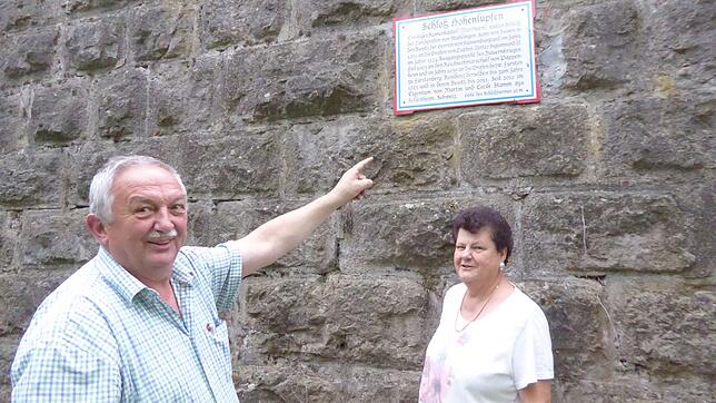 Martin und Cecile Stamm haben nicht nur die alten Mauern saniert. Auch das geschichtlich informative Hinweisschild wurde aktualisiert.