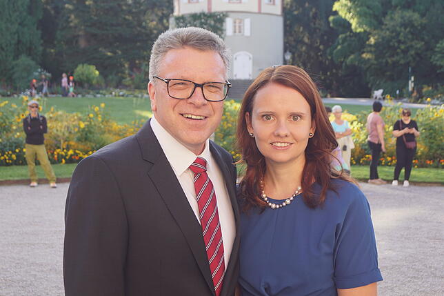 Bild 6: Ein Blick auf den roten Teppich: So haben die prominenten Gäste des festlichen Dinners den Besuch von Königin Silvia erlebt
