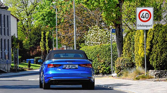 Dieses und einige weitere Tempo 40-Schilder in Bodman sind bald Vergangenheit. Hier in der Kaiserpfalzstraße wird Tempo 30 gelten, ...