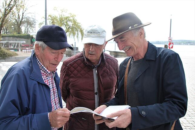 Alois Stemmer, Siegfried Kuebler und Oswald Burger (von links) betrachten den von Siegfried Kuebler gezeichneten Grundriss der ...